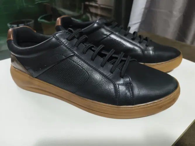 Lindo sapato casual preto e marrom solado caramelo seminovo