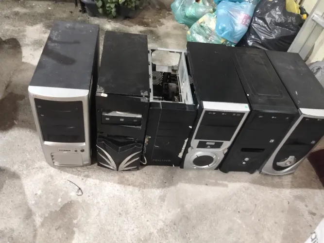 Computadores todos parados precisando de reforma