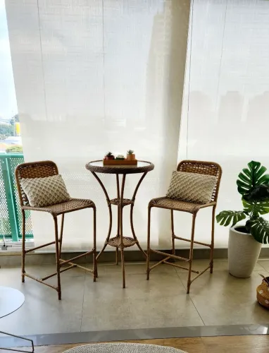 Vendo mesa alta, em vime com duas cadeiras. As almofadas e Vazinhos, não estão incluídos.