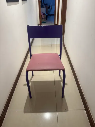 Cadeira de ferro tok Stok lilás linda  e resistente 