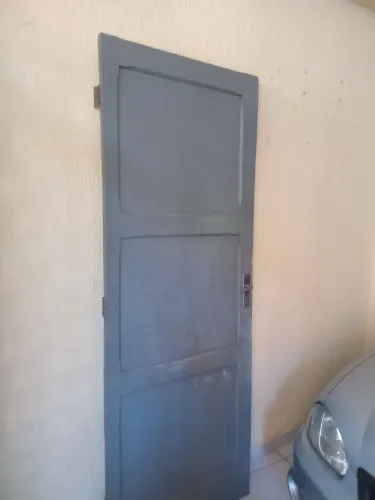 Porta de madeira cinza