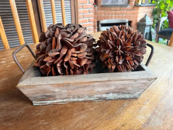 Enfeite centro de mesa de madeira com flores