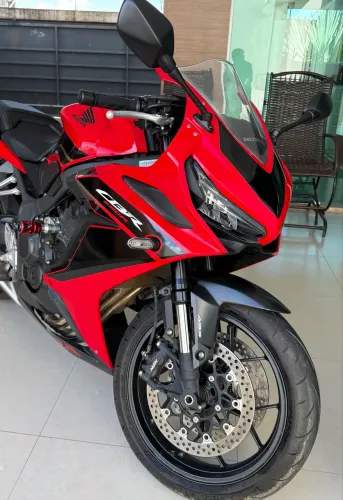 Vendo moto CBR 650R 2024, única dona