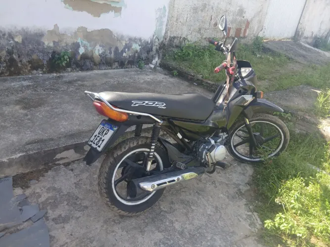 Vendo uma pop 100 preta com jogo de roda