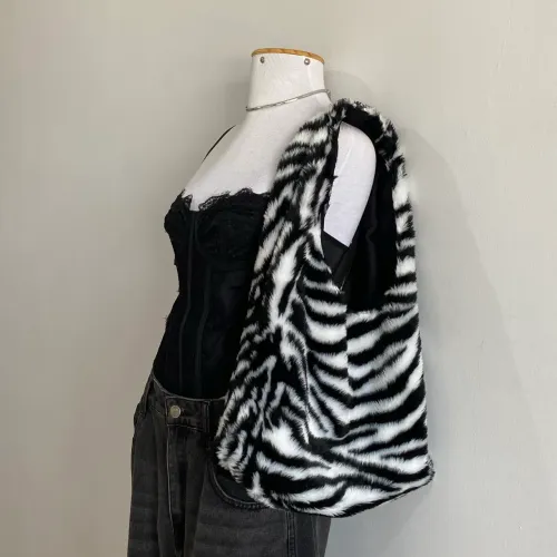 Bolsa Maxi Zebra em Pelúcia
