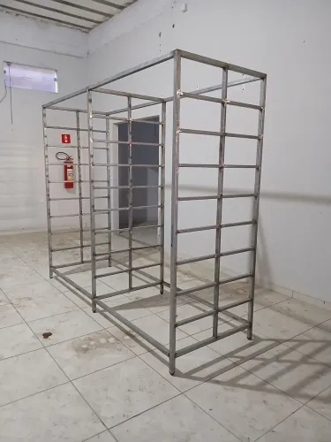Vende-se prateleiras.