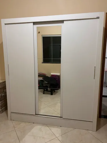 Guarda-Roupa Branco 3 Portas de Correr com Espelho - Ótimo Estado