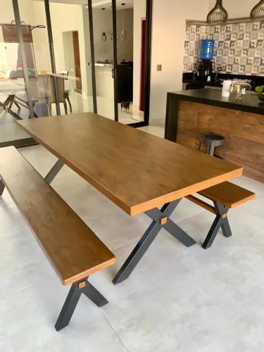 Conjunto Mesa de Jantar e Bancos