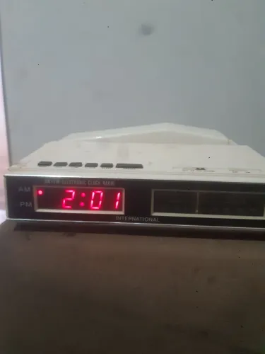 Rádio relógio international antigo funcionando RS 140.00 relíquia antiguidade
