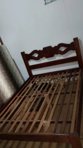 Cama e cômoda madeira maciça antiguidade 