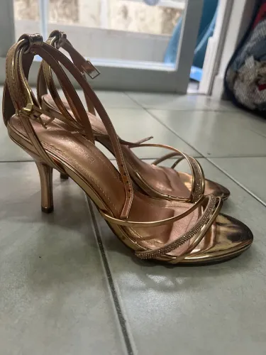 Sandália semi nova TAM 37