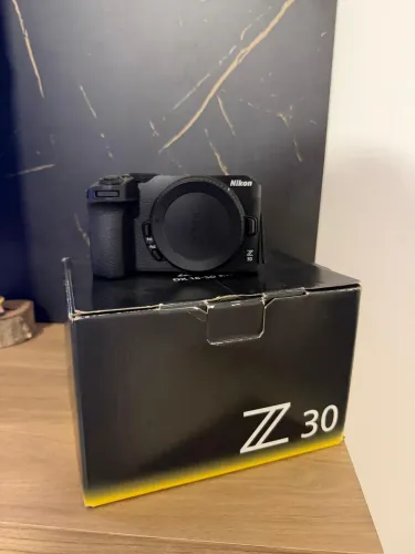 CÂMERA NIKON Z30 (com lente do kit) - NOVA