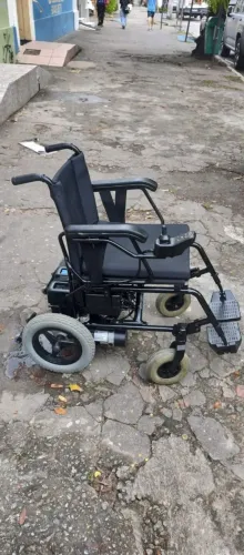 Cadeira de rodas motorizada.