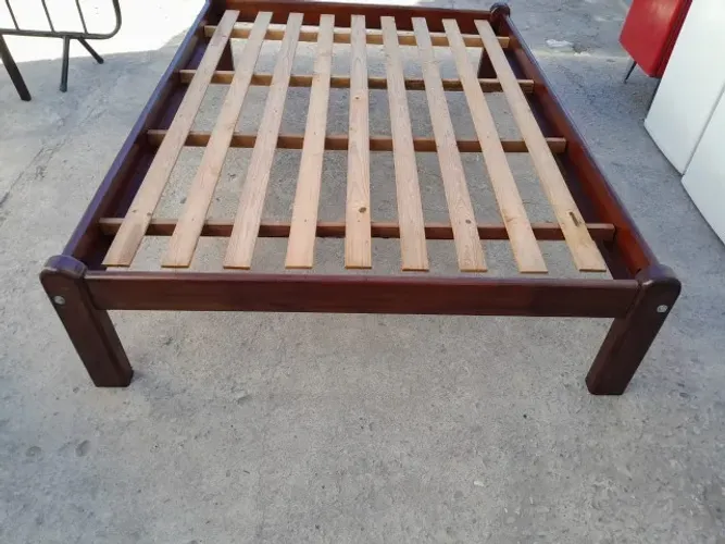 vendo cama de casal de madeira macica