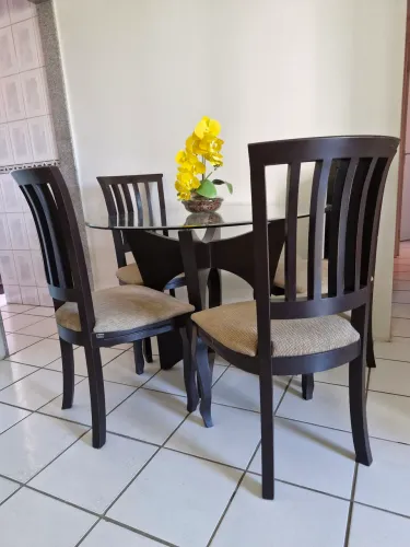 Vendo Mesa de Jantar em madeira 
