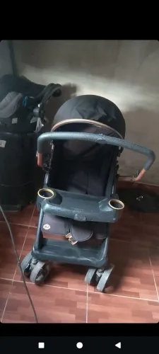 Carrinho que acompanha bebê conforto 