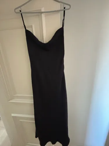 vestido cetim com costas trançadas