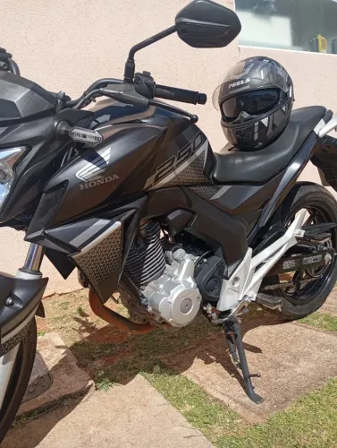 Honda CB Twister 250cc ABS 2022 - Apenas 12.000 km - Cinza - seminova.