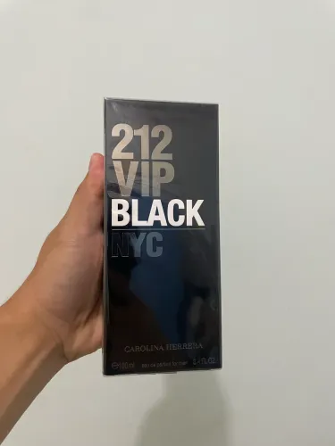 Perfume 212 VIP Black (lacrado)