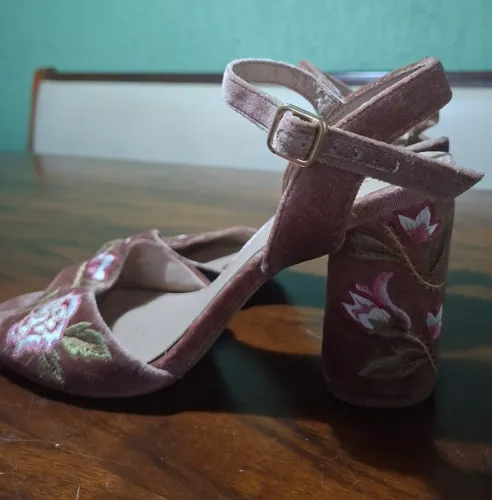 Sandália de veludo bordado, AREZZO, 38, rosa antigo, lindíssima e confortável. Oferta!
