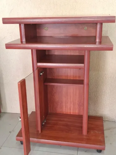 Rack Torre de Madeira com Prateleiras e porta de Vidro