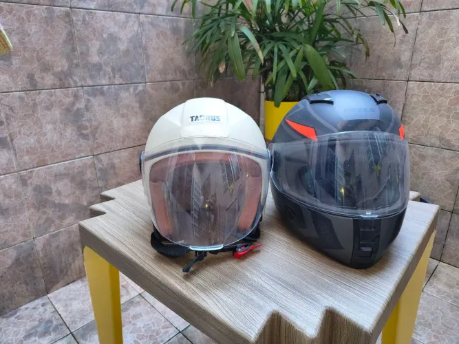 Vendo dois capacetes semi novos