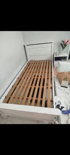 Excelente cama de solteiro madeira laqueada