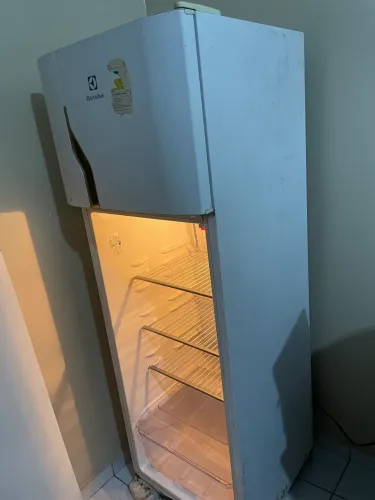 Geladeira Electrolux - usada, defeito na porta 