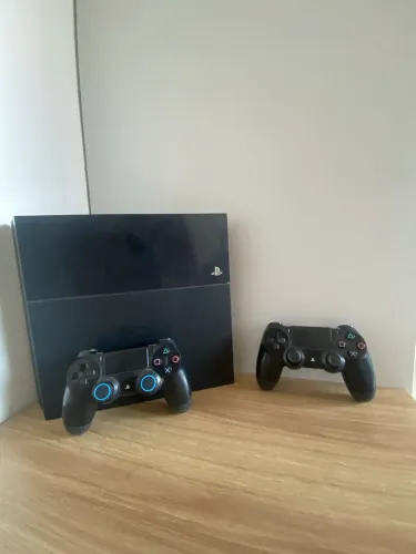 PS4 + 2CONTROLES + ASSASINS CREED
