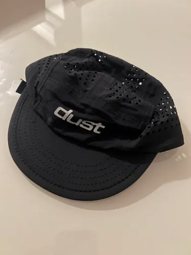 Boné dust novo