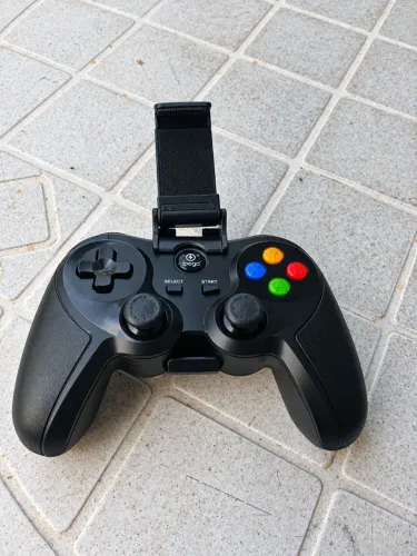 Controle para jogar no celular, pega em todos os tipos de celular !