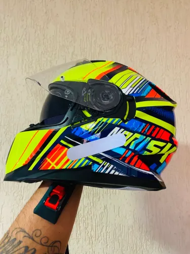 Capacete Norisk FF302 Advance na cor amarelo neon vibrante com gráficos
