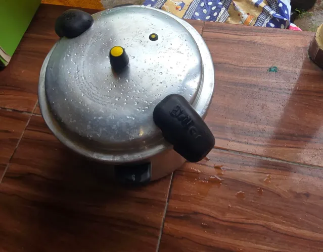 Vendo panela de pressão grande muito boa *02
