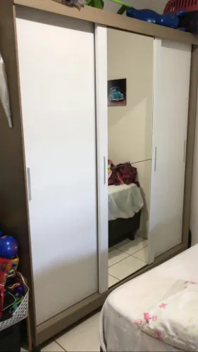 Guarda Roupa Casal com espelho: 3 Portas 4 Gavetas