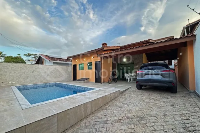 CASA à venda com piscina e 3 quartos em Peruíbe, no bairro Balneario Sao Joao Batista