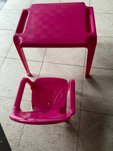 Mesa com cadeira infantil