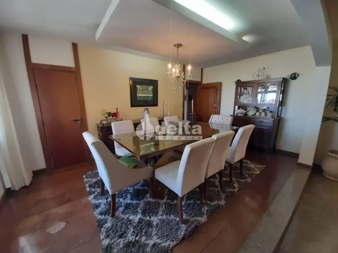 Apartamento com 5 quartos sendo 2 suítes disponível para venda no bairro Centro em Uberlân