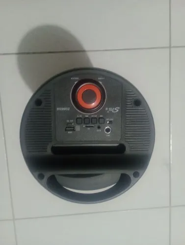 Vende CX de som bluetooth pendrives . microfone controle.caraokeetc
