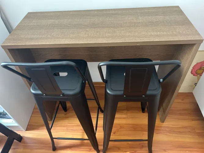Mesa com 2 cadeiras 