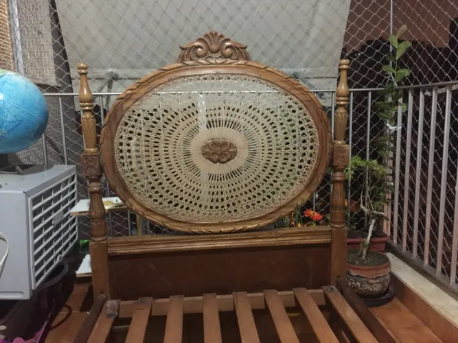 Cama solteiro de madeira com palhinha