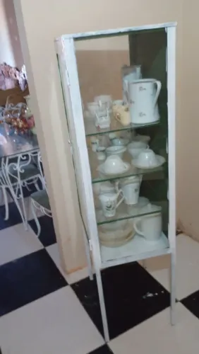 Cristaleira. De aço com vidro. Perfeito estado.