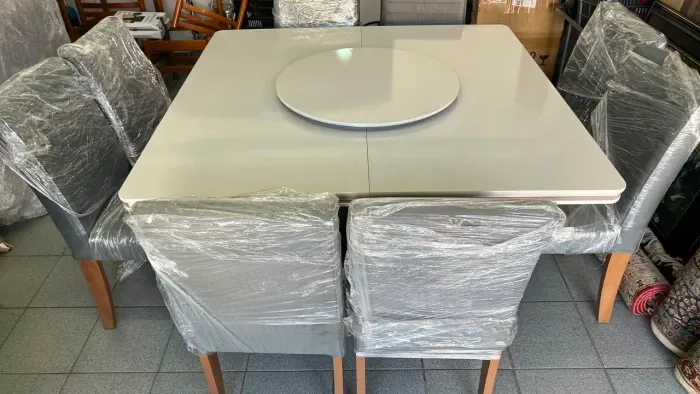 Mesa de Jantar em Madeira Quadrada com 8 Cadeiras