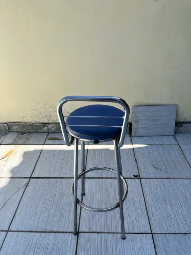 Banqueta com estufado azul e cromada