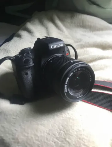 Câmera cânon T6i com lente 18-55 extremamente nova, usei poucas vezes.