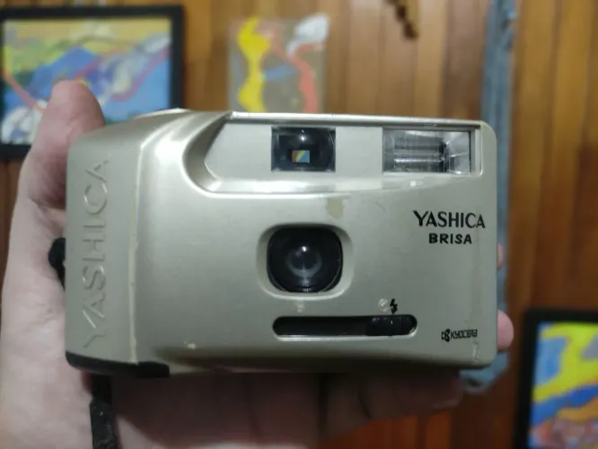 Câmera Analógica Yashica Brisa 35mm com Flash - Kyocera