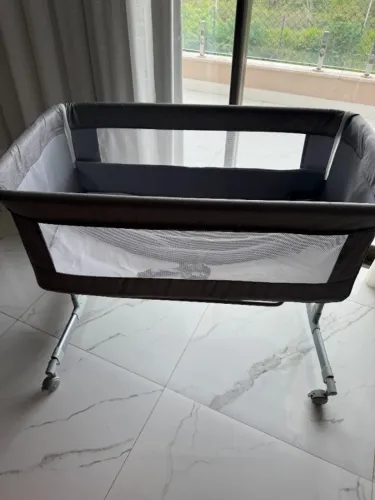Berço portátil Kababy com função balanço e cobed
