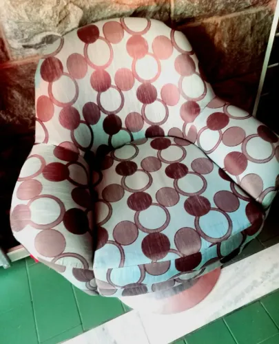 Poltrona com pé de metal