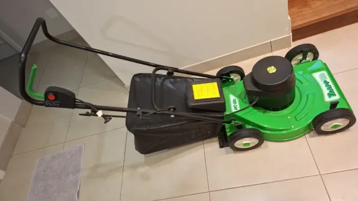 Cortador de Grama Elétrico Com Recolhedor Marca Trapp  Modelo MC 60E 1800W 220v 