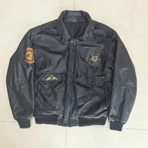 jaqueta aviador de couro com patches avirex e btl paraquedista da vanelli di musa cor pret