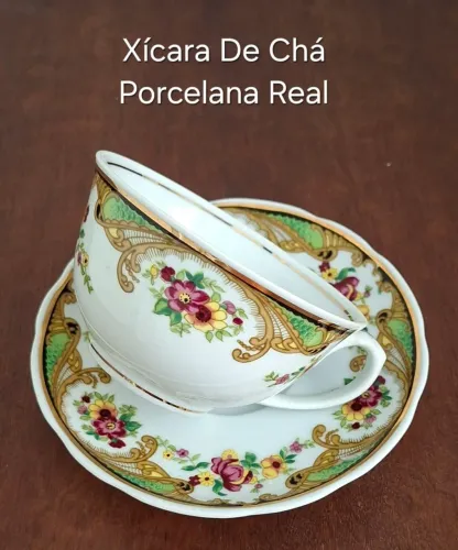 Xícara de chá clássica Porcelana Real decoração detalhada com flores e arabescos dourados